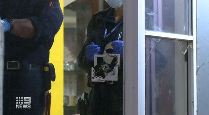 시드니 민친베리(Minchinbury) 자택에서 총격 사건 발생 Police are investigating a drive-by shooting in Sydney's west overnight. (9News)