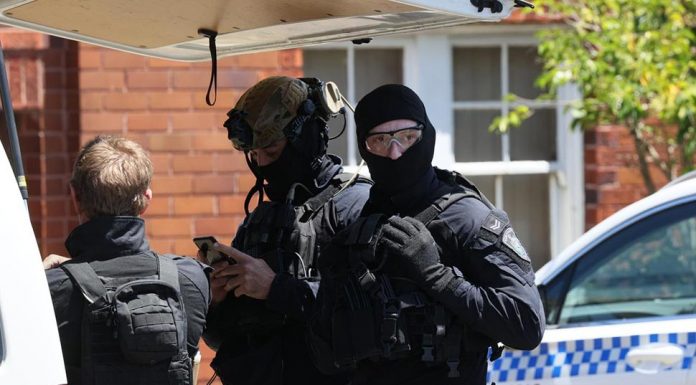 글레이즈빌(Gladesville)에서 경찰관 머리 칼로 찔려 Police negotiators were at the scene. Picture Toby Zerna