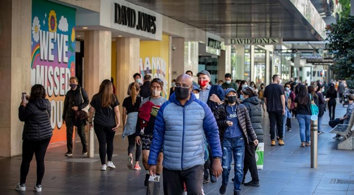 Aussie 온라인 소매 급증, 오프라인은 언제쯤? Retailers are hoping for a bumper Christmas trade after a year dotted with prolonged COVID-19 lockdowns. (Getty)