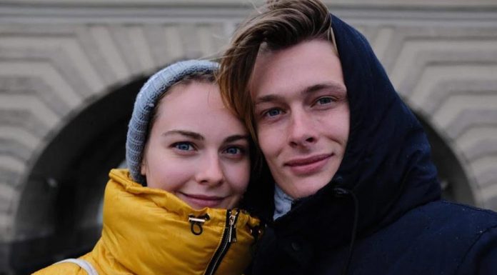 승인되지 않은 백신으로 발이 묶인 호주인들