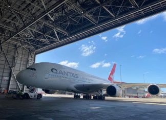 시드니로 컴백 콴타스 A380 The Qantas A380 arrived at Sydney Airport after being grounded because of the COVID-19 pandemic.(ABC News Alison Xiao)
