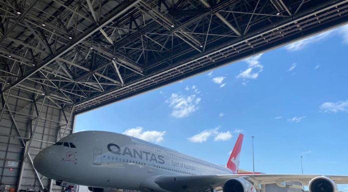 시드니로 컴백 콴타스 A380 The Qantas A380 arrived at Sydney Airport after being grounded because of the COVID-19 pandemic.(ABC News Alison Xiao)
