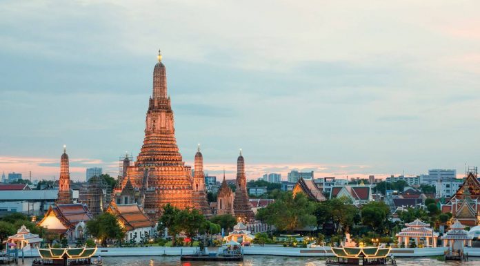 백신접종 완료된 호주인 태국 무격리 입국 허용 Wat Arun and cruise ship in night ,Bangkok city ,Thailand (Getty ImagesiStockphoto)