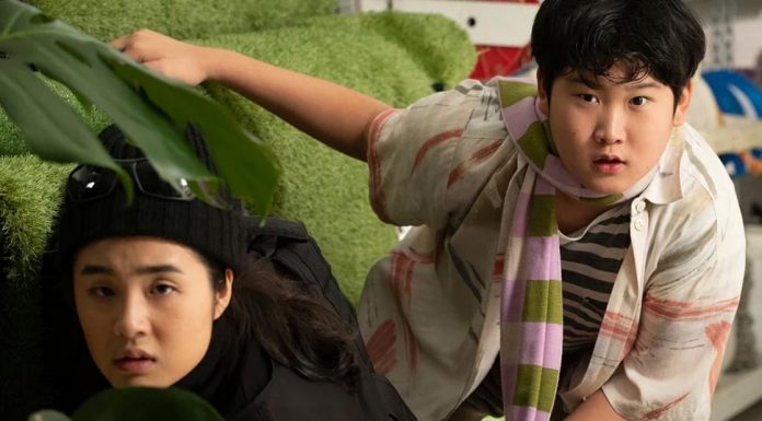 아이들이 오징어 게임을 보고싶어 한다면? Born To Spy. Hannah Kim and Ocean Lim play tweens whose boring parents are not quite as boring as they think.