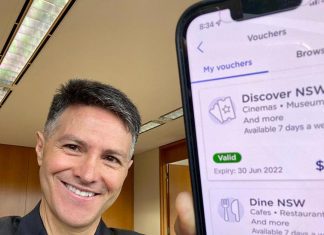 NSW 바우처 관리비용만 1,400만 달러 들여 Digital and Customer Service Minister Victor Dominello with the NSW Government's Service NSW app showing the Dine & Discover vouchers. Source LinkedIn