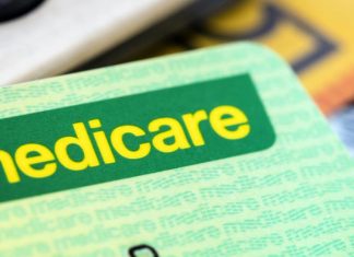 경제학자, 백신 비접종자에게 메디케어 인상 제안 Economist Saul Eslake suggested unvaccinated people pay more in Medicare fees, such as in their annual Medicare levy. Picture Supplied