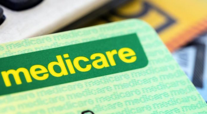 경제학자, 백신 비접종자에게 메디케어 인상 제안 Economist Saul Eslake suggested unvaccinated people pay more in Medicare fees, such as in their annual Medicare levy. Picture Supplied