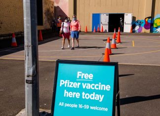 쉬워 보이던 백신완료 95%달성 어려운 이유 GPs, pharmacists and other privately employed health professionals will be required to be fully vaccinated against COVID-19 by the end of January in order to continue to work in NSW.CREDITJAMES BRICKWOOD