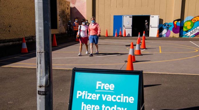 쉬워 보이던 백신완료 95%달성 어려운 이유 GPs, pharmacists and other privately employed health professionals will be required to be fully vaccinated against COVID-19 by the end of January in order to continue to work in NSW.CREDITJAMES BRICKWOOD