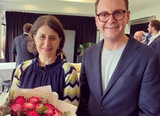 베레지클리안 전 수상 연방정치 차출에 자유당 총력전 Gladys Berejiklian and Liberal senator Andrew Bragg at a Liberal Party function at Northbridge Golf Club on Sunday.CREDITFACEBOOK