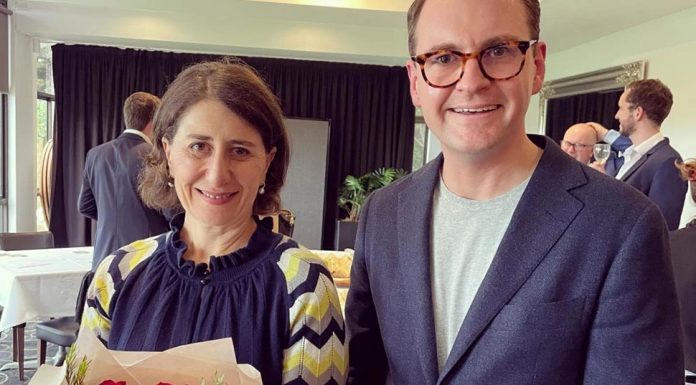 베레지클리안 전 수상 연방정치 차출에 자유당 총력전 Gladys Berejiklian and Liberal senator Andrew Bragg at a Liberal Party function at Northbridge Golf Club on Sunday.CREDITFACEBOOK