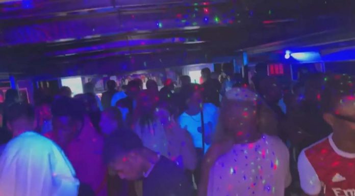 10세미만 초등학생 21명 오미크론 감염 NSW Health is concerned about a potential Omicron cluster on a harbour cruise last Friday night.CREDITTIKTOK