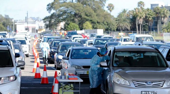 전염가능 접촉자 폭증 ‘썰렁한 연말연시’ People queue for COVID-19 testing at Honeysuckle in Newcastle on Monday.CREDITDARREN PATEMAN