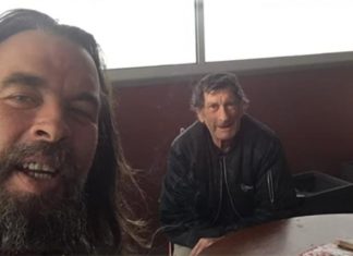 100만 달러의 로또 당첨금 전부 기부 Peter Charleton (left) won nearly $1 million in TattsLotto. Credit 7NEWS My Big Story