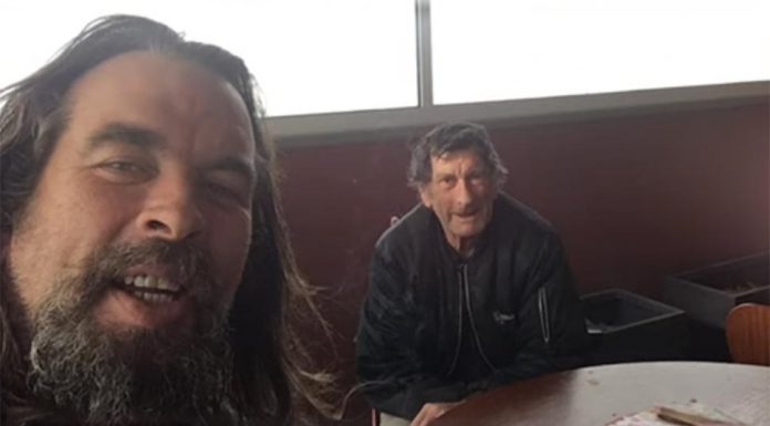 100만 달러의 로또 당첨금 전부 기부 Peter Charleton (left) won nearly $1 million in TattsLotto. Credit 7NEWS My Big Story