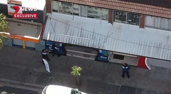 시드니 울릉공서 남성 보행자와 자동차에 총격 Police negotiated with the 40-year-old at the scene. Credit 7NEWS