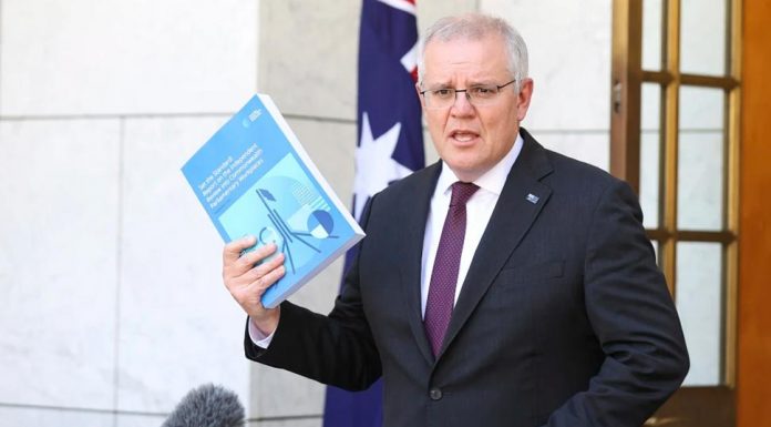 연방 의사당 내 여성차별 성적 폭행 만연 Prime Minister Scott Morrison with the Jenkins review.CREDITALEX ELLINGHAUSEN