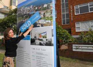 호주 주택가격 중간값 1년 동안 22% 이상 상승 Real estate agent Adrianna May poses for a photo at a newly sold property in Cronulla. Credit SIMON BULLARDAAPIMAGE
