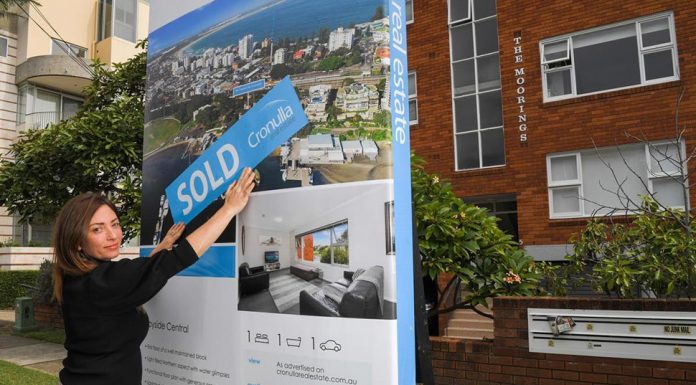 호주 주택가격 중간값 1년 동안 22% 이상 상승 Real estate agent Adrianna May poses for a photo at a newly sold property in Cronulla. Credit SIMON BULLARDAAPIMAGE