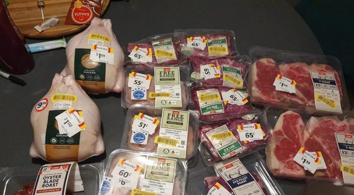 콜스에서 고기 234불 어치를 10불에 사는 방법 The Coles shopper shared this photo of her markdown haul. Credit Markdown Addicts AustraliaFacebook