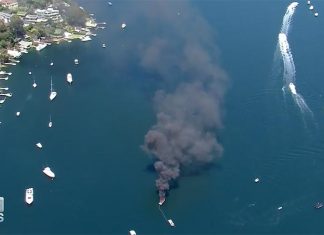 시드니 남부서 산지 2주된 9만불짜리 보트 불타 The fire caused a large plume of black smoke. (Nine)