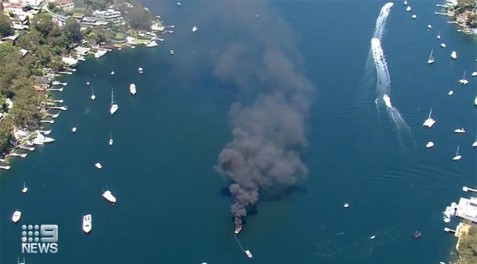 시드니 남부서 산지 2주된 9만불짜리 보트 불타 The fire caused a large plume of black smoke. (Nine)