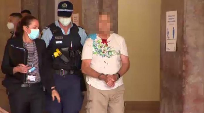 시드니 센트럴역에서 칼부림 사건 발생 The older man was charged following the incident. Credit 7NEWS