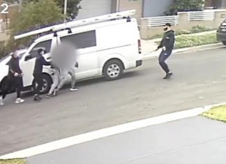 NSW 경찰 시드니 거리에서 대낮에 납치되는영상 공개 The victim was forced into the rear of a white Toyota Hiace. Credit NSW Police