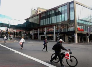 오미크론 감염자 파라마타,라이드,카브라마타 지역 방문 비상체제 돌입 The woman visited Parramatta Westfield on Friday.CREDITGETTY