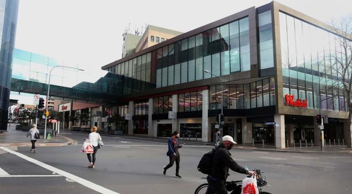오미크론 감염자 파라마타,라이드,카브라마타 지역 방문 비상체제 돌입 The woman visited Parramatta Westfield on Friday.CREDITGETTY