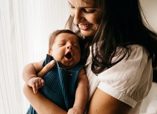 임산부와 해외 예방접종자들을 위한 COVID-19 예방접종 정보 Woman-holding-baby