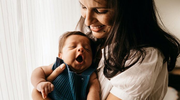 임산부와 해외 예방접종자들을 위한 COVID-19 예방접종 정보 Woman-holding-baby