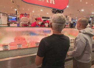 시드니 주민들, 크리스마스 맞이 식량 비축 Workers at the Fish Market will be under the pump for the next 36 hours. (9News)