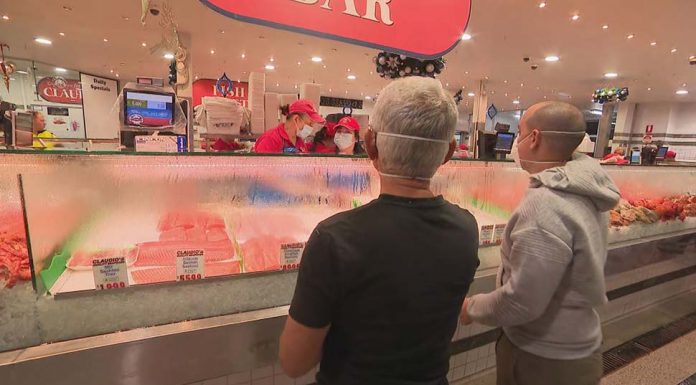 시드니 주민들, 크리스마스 맞이 식량 비축 Workers at the Fish Market will be under the pump for the next 36 hours. (9News)