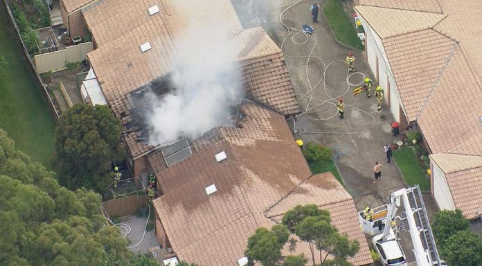 휠체어 타는 여성 시드니 주택 화재에 갇혀 사망 A woman has been killed in a fire at a home in Northmead. (9News)