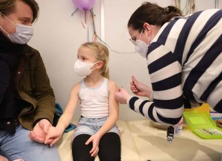 호주 오미크론 신규 확진자 고공행진 Children with serious illnesses should be prioritised for the COIVD-19 vaccine, a leading immunologist says.CREDITFAIRFAX MEDIA