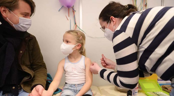 호주 오미크론 신규 확진자 고공행진 Children with serious illnesses should be prioritised for the COIVD-19 vaccine, a leading immunologist says.CREDITFAIRFAX MEDIA