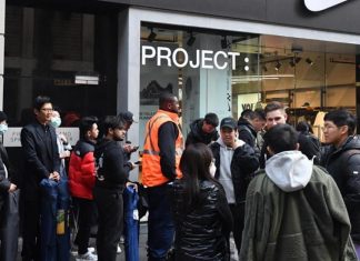 오미크론 확산으로 인해 소비자 신뢰지수 하락 Consumer confidence has fallen to its lowest level since October 2020, a new survey reveals. Credit AAP