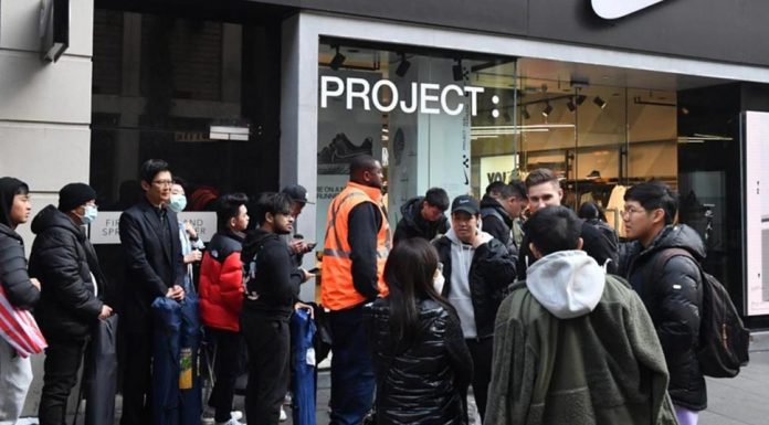 오미크론 확산으로 인해 소비자 신뢰지수 하락 Consumer confidence has fallen to its lowest level since October 2020, a new survey reveals. Credit AAP