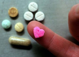 시드니에서 유통되는 고용량 MDMA에 대한 경고 Ecstasy pills have been linked to serious illness and even death in NSW, (Viki Yemettas Nine)