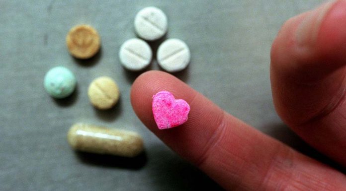 시드니에서 유통되는 고용량 MDMA에 대한 경고 Ecstasy pills have been linked to serious illness and even death in NSW, (Viki Yemettas Nine)