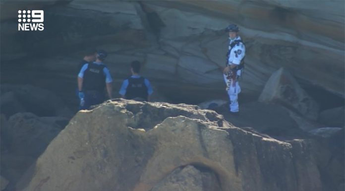 시드니 쿠지 해변, 20대 남성 추락 후 사망 Emergency services arrived at the scene where a man had fallen from a cliff in Coogee