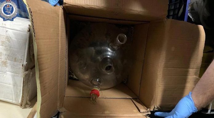 NSW 경찰특공대, 센트럴 코스트 마약 제조시설 발견 Four men have been charged after police were lead to the discovery of a major clandestine drug lab. Picture NSW Police