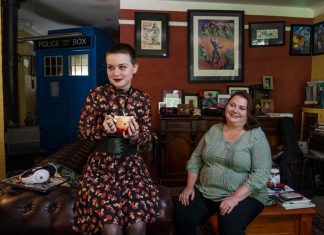 코로나에 정상 수업 차질, 감염위험 우려 Katherine and her daughter Bella, 15, who is home schooled. CREDITLOUISE KENNERLEY