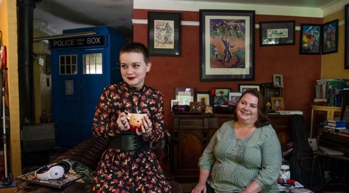 코로나에 정상 수업 차질, 감염위험 우려 Katherine and her daughter Bella, 15, who is home schooled. CREDITLOUISE KENNERLEY