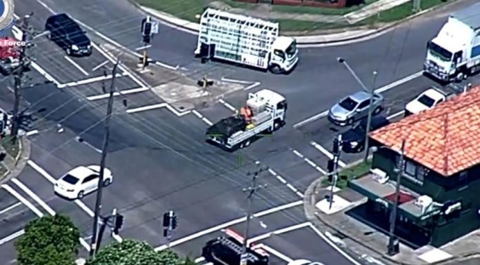 NSW 경찰, 리드컴 도난차 영화같은 추격전 Police chased the 33 year-old man in an allegedly stolen truck through busy suburbs. Picture NSW Police
