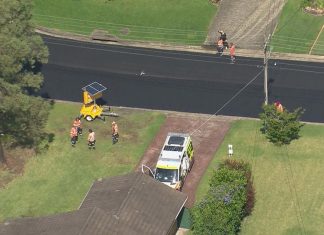 시드니 여성 아스팔트에 빠져 얼굴에 화상 The tar on the road had been freshly laid. (9News)