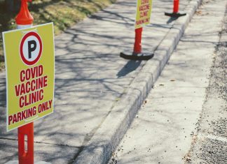 백신 반대 시위대, 백신 접종 부모들과 충돌
