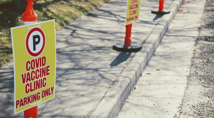 백신 반대 시위대, 백신 접종 부모들과 충돌