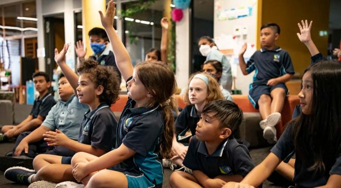 코비드 시대, 학교 등·하교시간 조정 A music class at St Luke’s in Marsden Park exploring percussion, beat and rhythm .CREDITWOLTER PEETERS